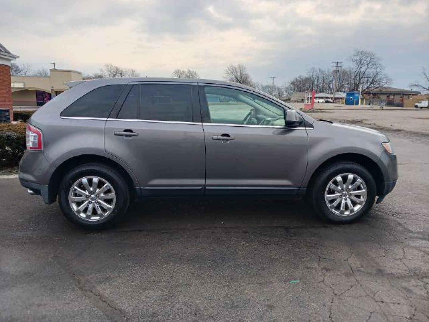 2009 Sterling Grey Metallic Ford Edge Limited FWD (2FMDK39C79B) with an 3.5L V6 DOHC 24V engine, 6-Speed Automatic transmission, located at 4508 South Dixie Dr, Moraine, OH, 45439, (937) 908-9800, 39.689976, -84.218452 - Photo#4