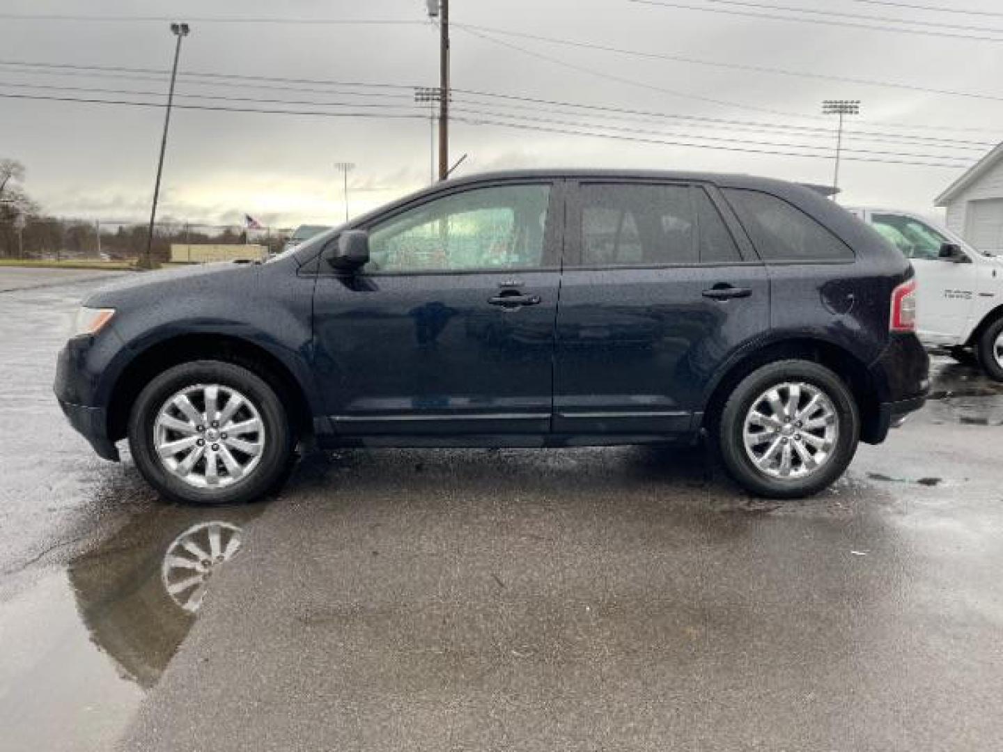 2009 Black Ford Edge SEL FWD (2FMDK38C29B) with an 3.5L V6 DOHC 24V engine, 6-Speed Automatic transmission, located at 1230 East Main St, Xenia, OH, 45385, (937) 908-9800, 39.688026, -83.910172 - Photo#2