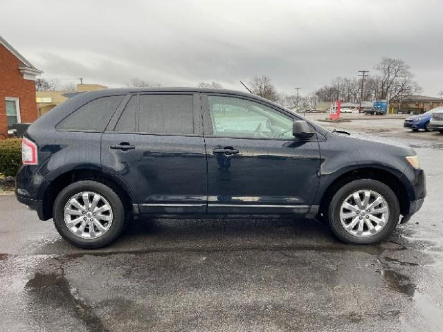 2009 Black Ford Edge SEL FWD (2FMDK38C29B) with an 3.5L V6 DOHC 24V engine, 6-Speed Automatic transmission, located at 1230 East Main St, Xenia, OH, 45385, (937) 908-9800, 39.688026, -83.910172 - Photo#3