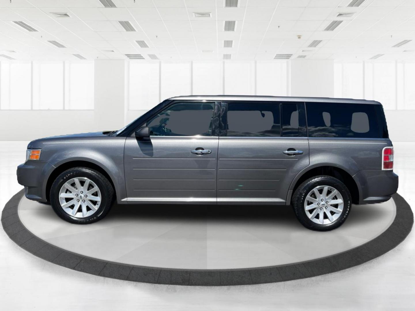 2009 Sterling Grey Metallic Ford Flex SEL FWD (2FMDK52C09B) with an 3.5L V6 DOHC 24V engine, 6-Speed Automatic transmission, located at 4508 South Dixie Dr, Moraine, OH, 45439, (937) 908-9800, 39.689976, -84.218452 - Photo#5