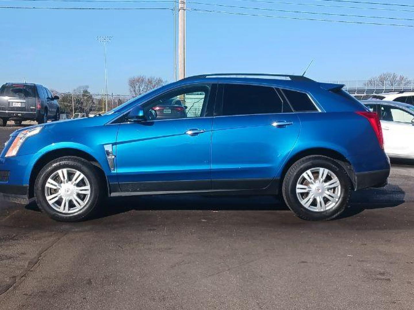 2010 Caribbean Blue Cadillac SRX Base (3GYFNGEY1AS) with an 3.0L V6 DOHC 24V engine, 6-Speed Automatic transmission, located at 1230 East Main St, Xenia, OH, 45385, (937) 908-9800, 39.688026, -83.910172 - Photo#3