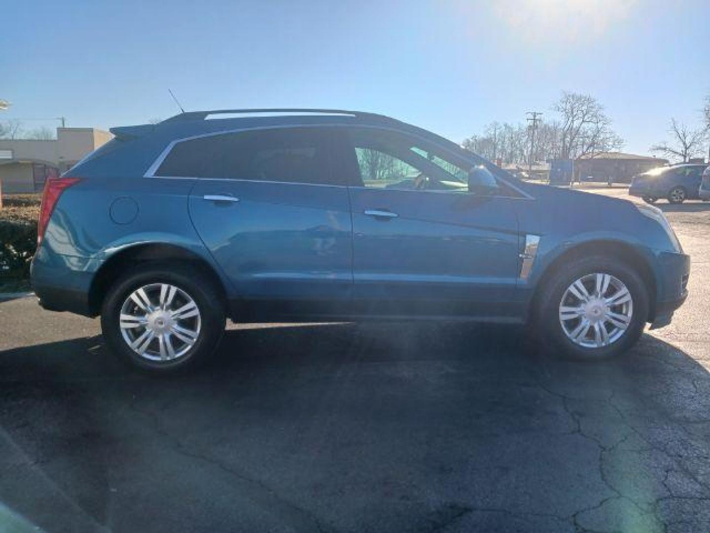 2010 Caribbean Blue Cadillac SRX Base (3GYFNGEY1AS) with an 3.0L V6 DOHC 24V engine, 6-Speed Automatic transmission, located at 1230 East Main St, Xenia, OH, 45385, (937) 908-9800, 39.688026, -83.910172 - Photo#4