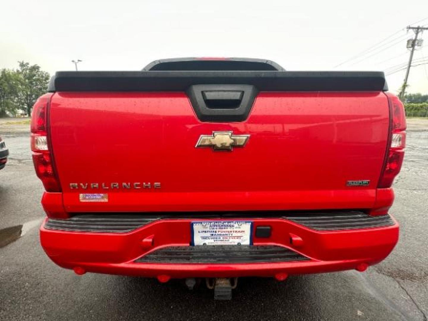 2010 Victory Red Chevrolet Avalanche LT 4WD (3GNVKFE09AG) with an 5.3L V8 OHV 16V FFV engine, 4-Speed Automatic transmission, located at 880 E. National Road, Vandalia, OH, 45377, (937) 908-9800, 39.891918, -84.183594 - Photo#8