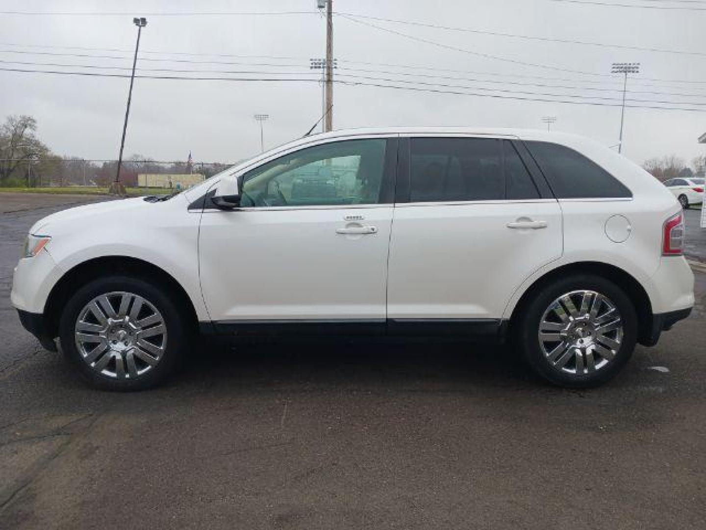 2010 White Platinum Tricoat Metallic Ford Edge Limited AWD (2FMDK4KCXAB) with an 3.5L V6 DOHC 24V engine, 6-Speed Automatic transmission, located at 1184 Kauffman Ave, Fairborn, OH, 45324, (937) 908-9800, 39.807072, -84.030914 - Photo#3