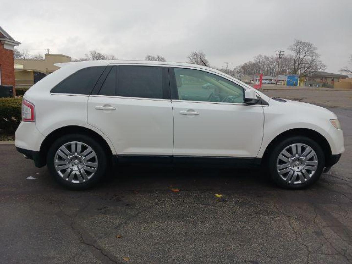 2010 White Platinum Tricoat Metallic Ford Edge Limited AWD (2FMDK4KCXAB) with an 3.5L V6 DOHC 24V engine, 6-Speed Automatic transmission, located at 1184 Kauffman Ave, Fairborn, OH, 45324, (937) 908-9800, 39.807072, -84.030914 - Photo#4