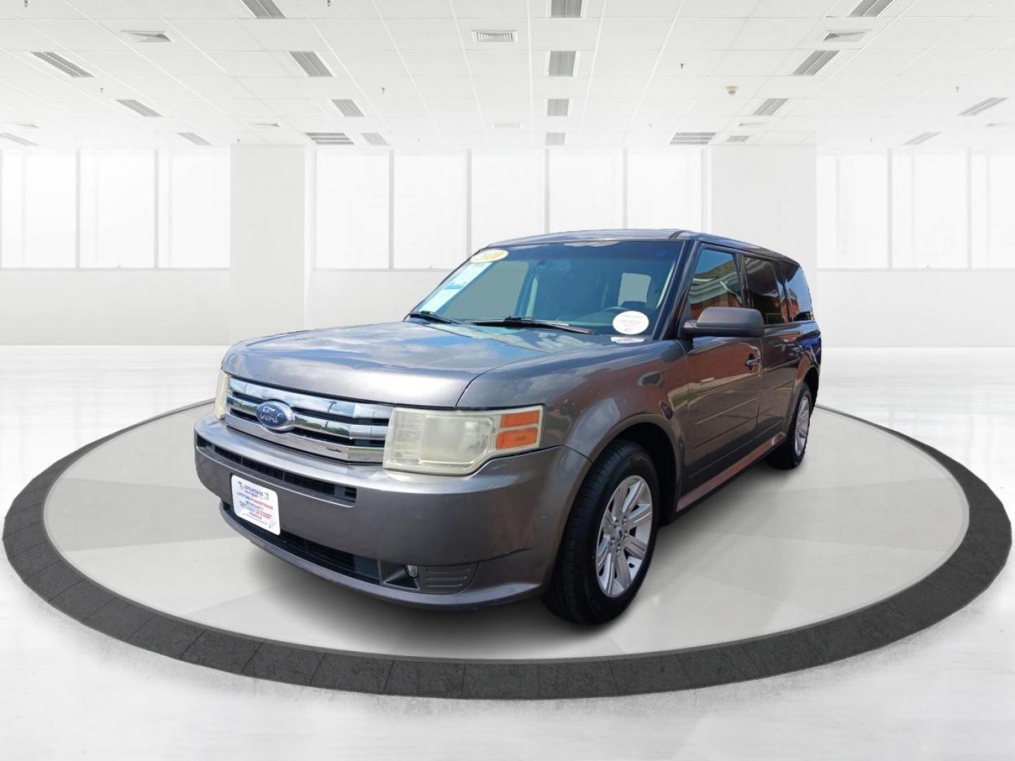 2010 Sterling Grey Metallic Ford Flex (2FMGK5BC0AB) with an 3.5L V6 DOHC 24V engine, 6-Speed Automatic Overdrive transmission, located at 1230 East Main St, Xenia, OH, 45385, (937) 908-9800, 39.688026, -83.910172 - Photo#7