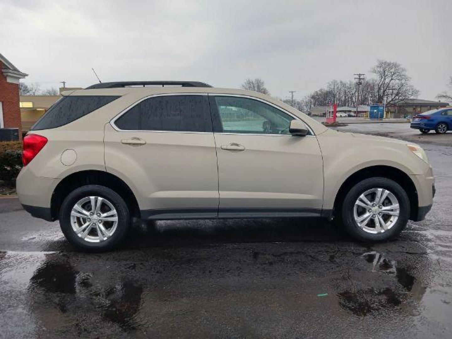 2011 Gold Mist Metallic Chevrolet Equinox 1LT 2WD (2GNALDEC2B1) with an 2.4L L4 DOHC 16V engine, 6-Speed Automatic transmission, located at 1099 N County Rd 25A , Troy, OH, 45373, (937) 908-9800, 40.057079, -84.212883 - Photo#4