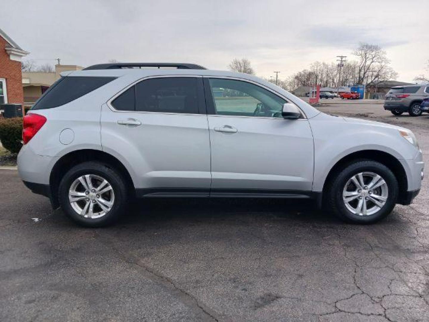 2011 Silver Ice Metallic Chevrolet Equinox 2LT 2WD (2CNALPEC4B6) with an 2.4L L4 DOHC 16V engine, 6-Speed Automatic transmission, located at 1184 Kauffman Ave, Fairborn, OH, 45324, (937) 908-9800, 39.807072, -84.030914 - Photo#4