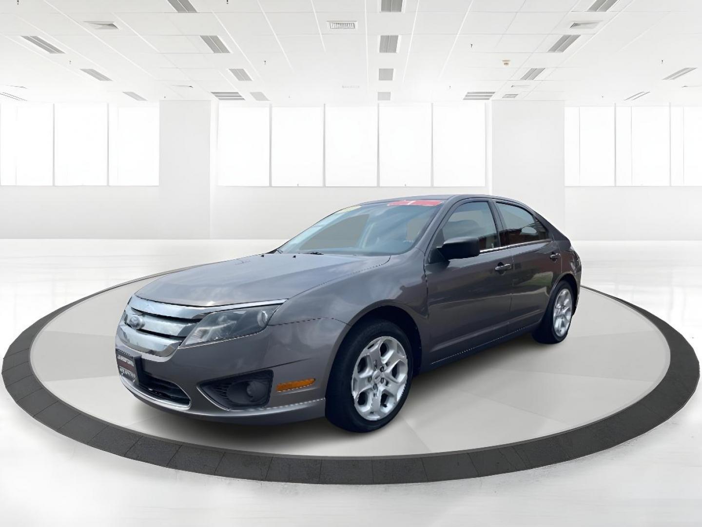 2011 Gray Ford Fusion V6 SE (3FAHP0HG5BR) with an 3.0L V6 DOHC 24V engine, located at 1230 East Main St, Xenia, OH, 45385, (937) 908-9800, 39.688026, -83.910172 - Photo#4