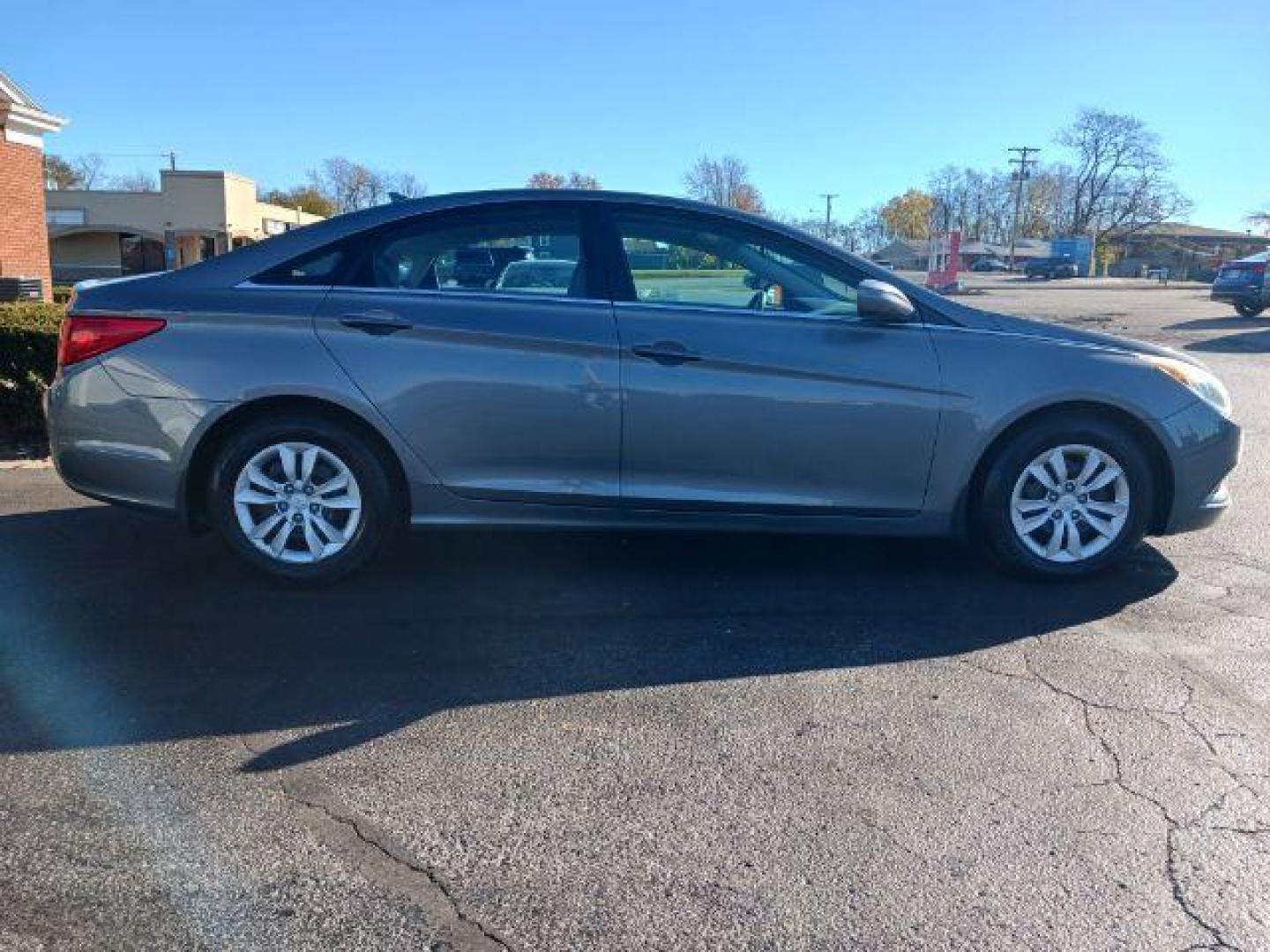 2011 Harbor Gray Metallic Hyundai Sonata GLS Auto (5NPEB4AC0BH) with an 2.4L L4 DOHC 16V engine, 6-Speed Automatic transmission, located at 1099 N County Rd 25A , Troy, OH, 45373, (937) 908-9800, 40.057079, -84.212883 - Photo#4