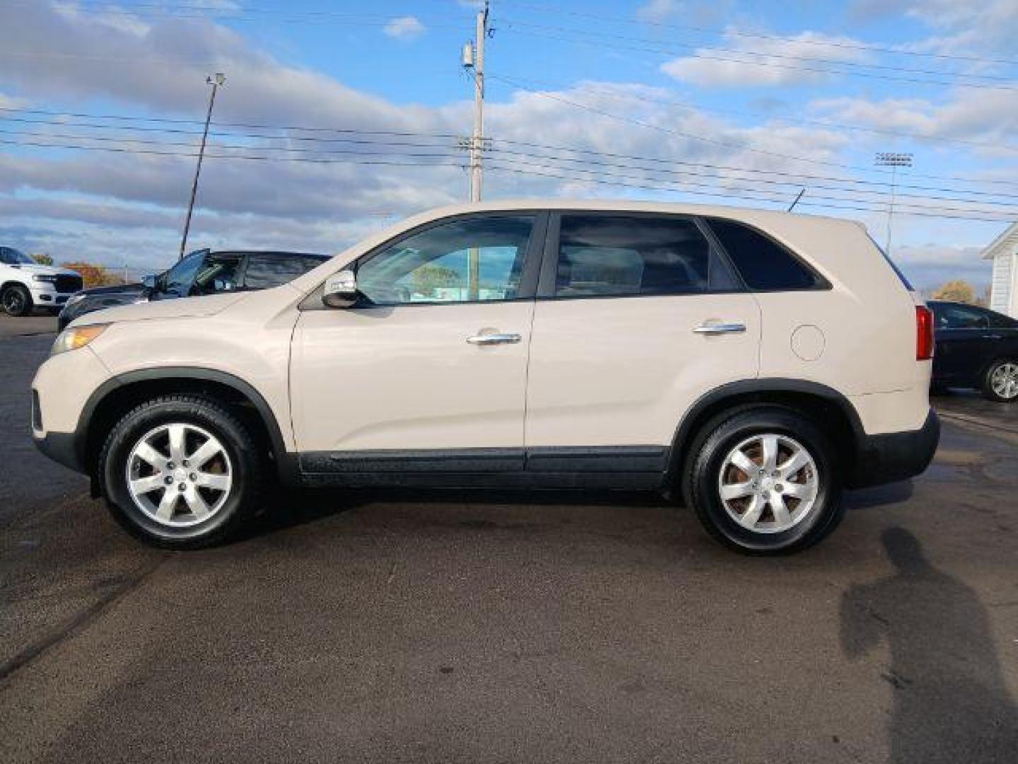 2011 Snow White Pearl Kia Sorento LX 2WD (5XYKT3A14BG) with an 2.4L L4 DOHC 16V engine, 6-Speed Automatic transmission, located at 1951 S Dayton Lakeview Rd., New Carlisle, OH, 45344, (937) 908-9800, 39.890999, -84.050255 - 2011 Kia Sorento LX 2WD - Photo#15