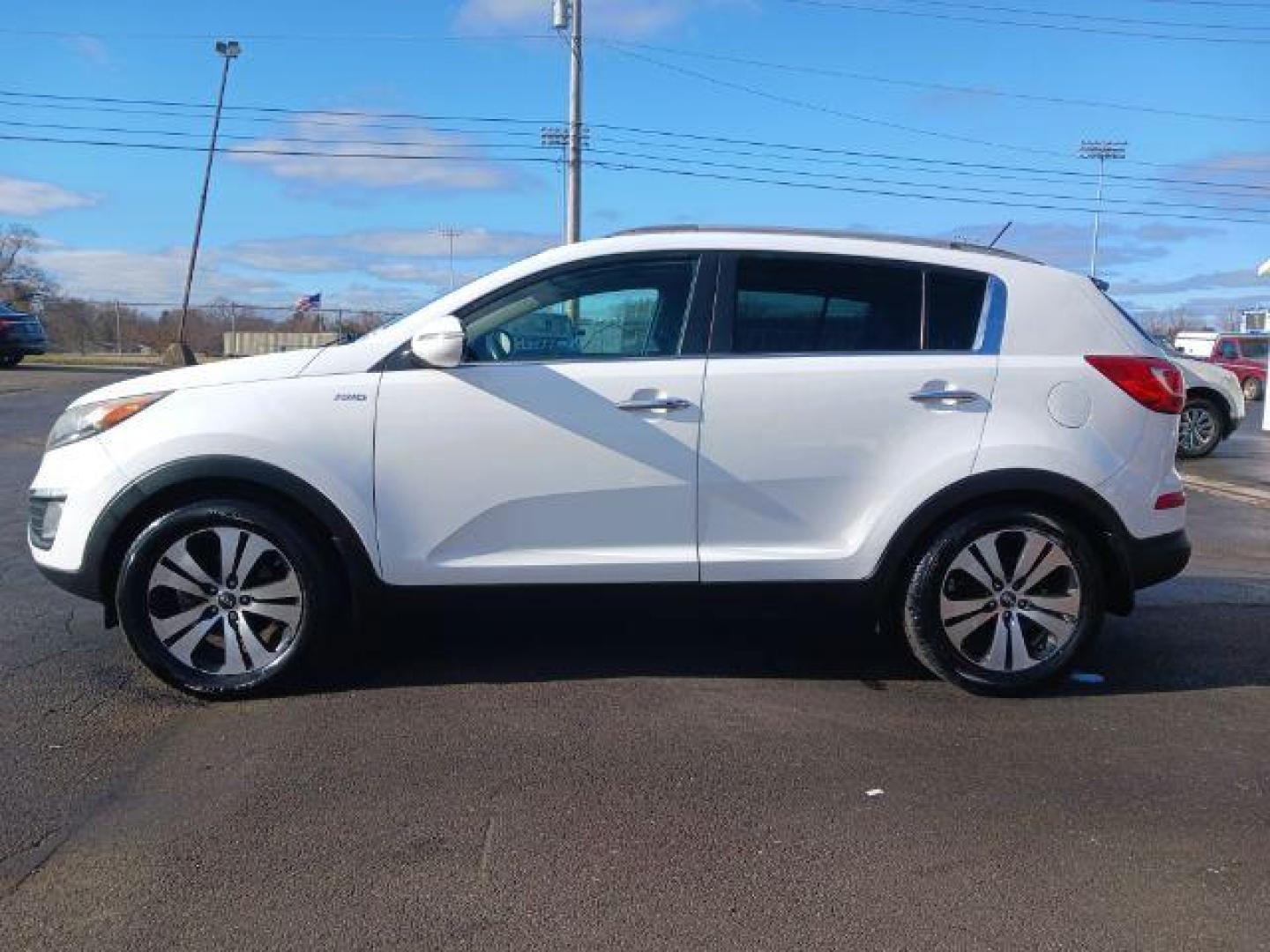 2011 Clear White Kia Sportage EX AWD (KNDPCCA2XB7) with an 2.4L V6 DOHC 24V engine, 6-Speed Automatic transmission, located at 1099 N County Rd 25A , Troy, OH, 45373, (937) 908-9800, 40.057079, -84.212883 - Photo#3