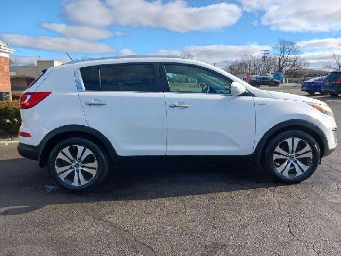 2011 Clear White Kia Sportage EX AWD (KNDPCCA2XB7) with an 2.4L V6 DOHC 24V engine, 6-Speed Automatic transmission, located at 1099 N County Rd 25A , Troy, OH, 45373, (937) 908-9800, 40.057079, -84.212883 - Photo#4