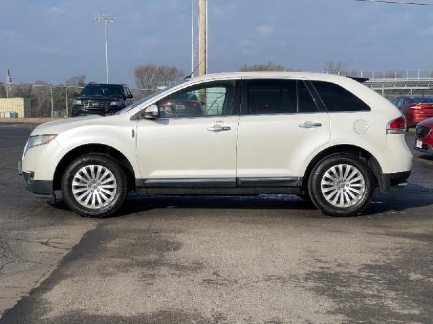 2011 White Platinum Metallic Tri Coat Lincoln MKX FWD (2LMDJ6JK8BB) with an 3.7L V6 DOHC 24V engine, 6-Speed Automatic transmission, located at 1099 N County Rd 25A , Troy, OH, 45373, (937) 908-9800, 40.057079, -84.212883 - Photo#2