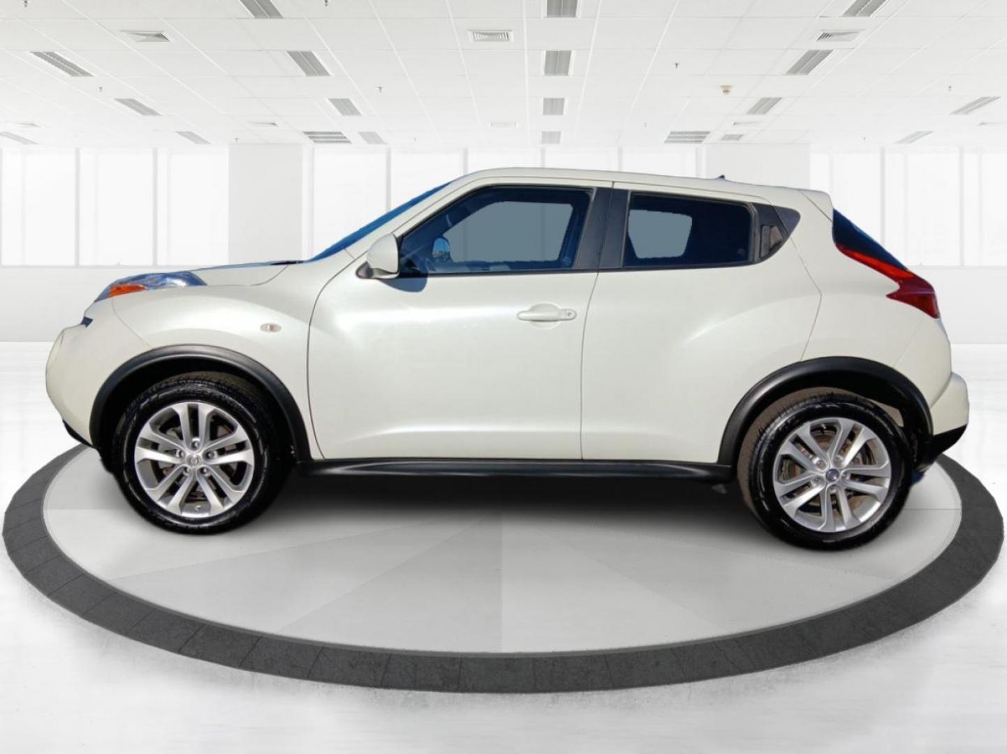 2011 White Pearl Nissan Juke S FWD (JN8AF5MR9BT) with an 1.6L L4 DOHC 16V engine, CVT transmission, located at 1184 Kauffman Ave, Fairborn, OH, 45324, (937) 908-9800, 39.807072, -84.030914 - Photo#5