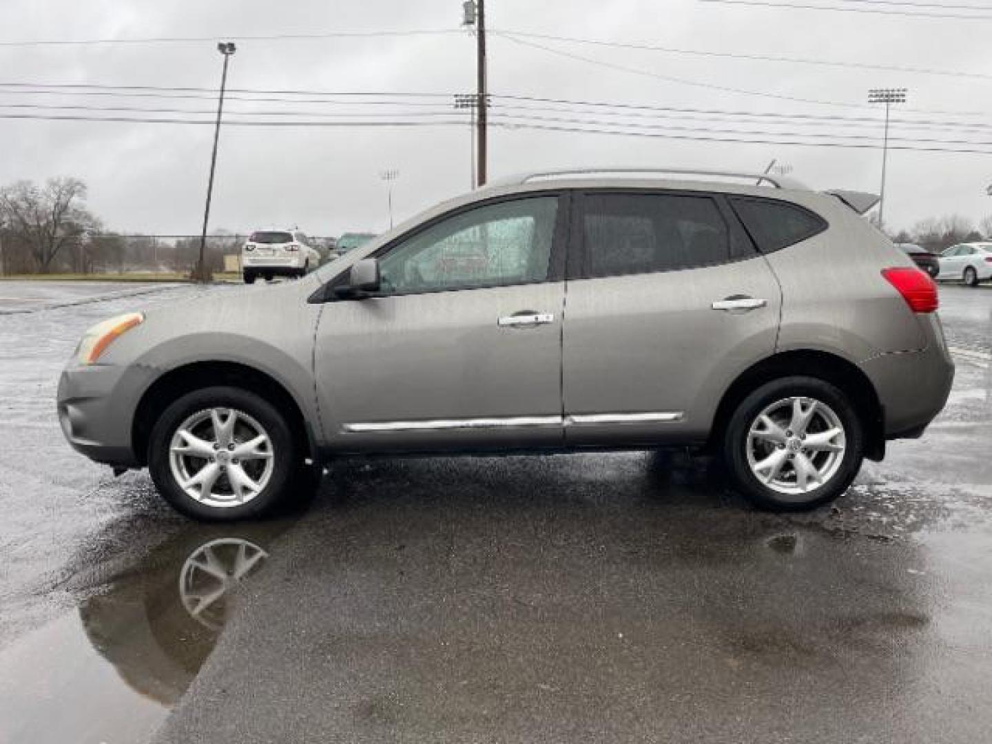 2011 Platinum Graphite Metallic Nissan Rogue SV AWD (JN8AS5MV7BW) with an 2.5L L4 DOHC 16V engine, Continuously Variable Transmission transmission, located at 1230 East Main St, Xenia, OH, 45385, (937) 908-9800, 39.688026, -83.910172 - Photo#5