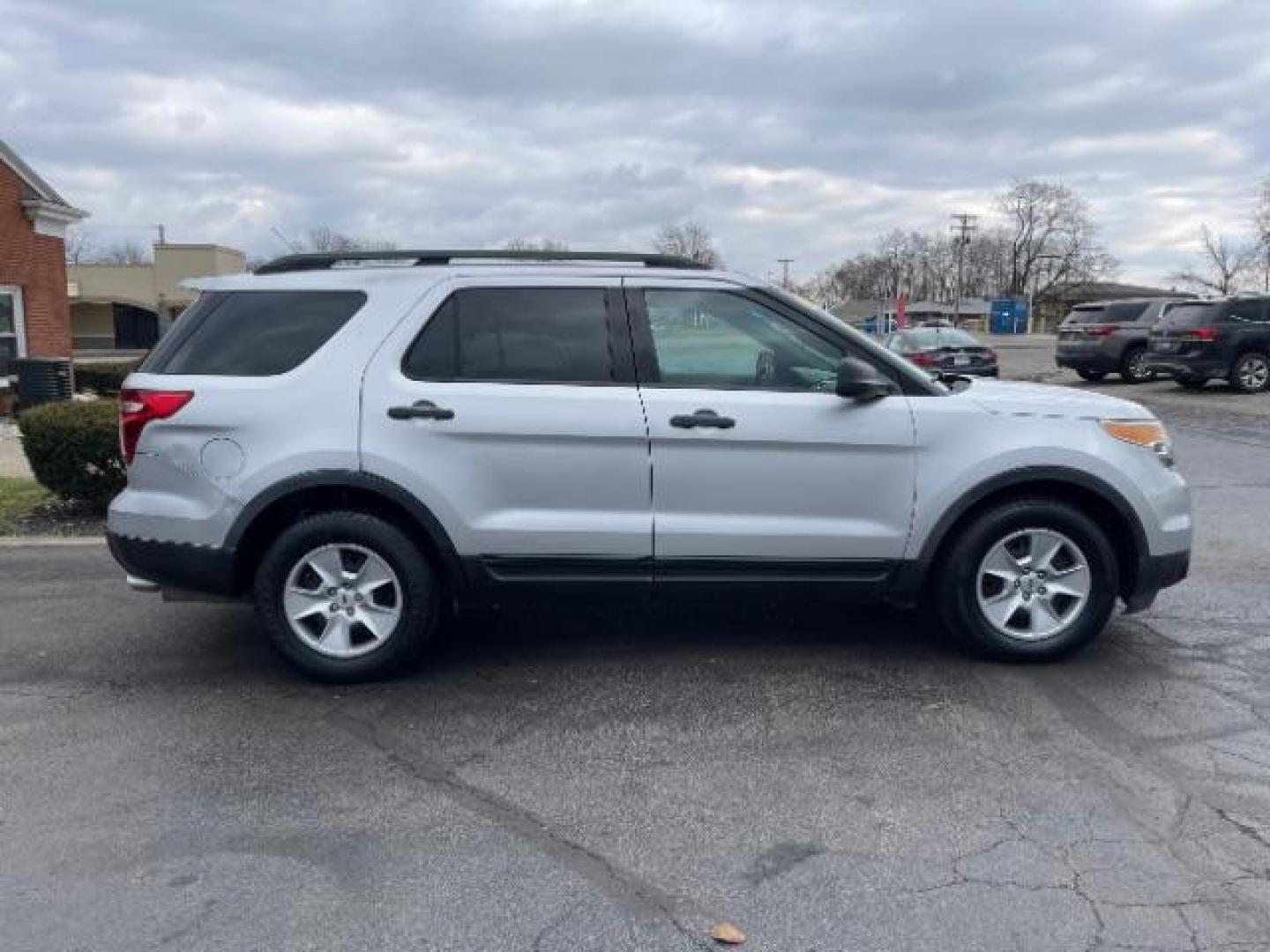 2012 Ingot Silver Metallic Ford Explorer Base FWD (1FMHK7B86CG) with an 3.5L V6 DOHC 24V engine, 6-Speed Automatic transmission, located at 1099 N County Rd 25A , Troy, OH, 45373, (937) 908-9800, 40.057079, -84.212883 - Photo#3