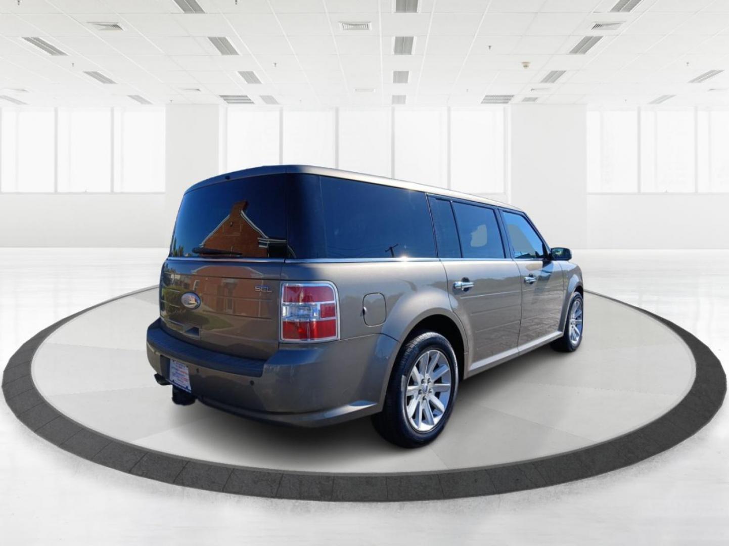 2012 Mineral Gray Metallic Ford Flex SEL FWD (2FMGK5CC2CB) with an 3.5L V6 DOHC 24V engine, 6-Speed Automatic Overdrive transmission, located at 1184 Kauffman Ave, Fairborn, OH, 45324, (937) 908-9800, 39.807072, -84.030914 - Photo#2