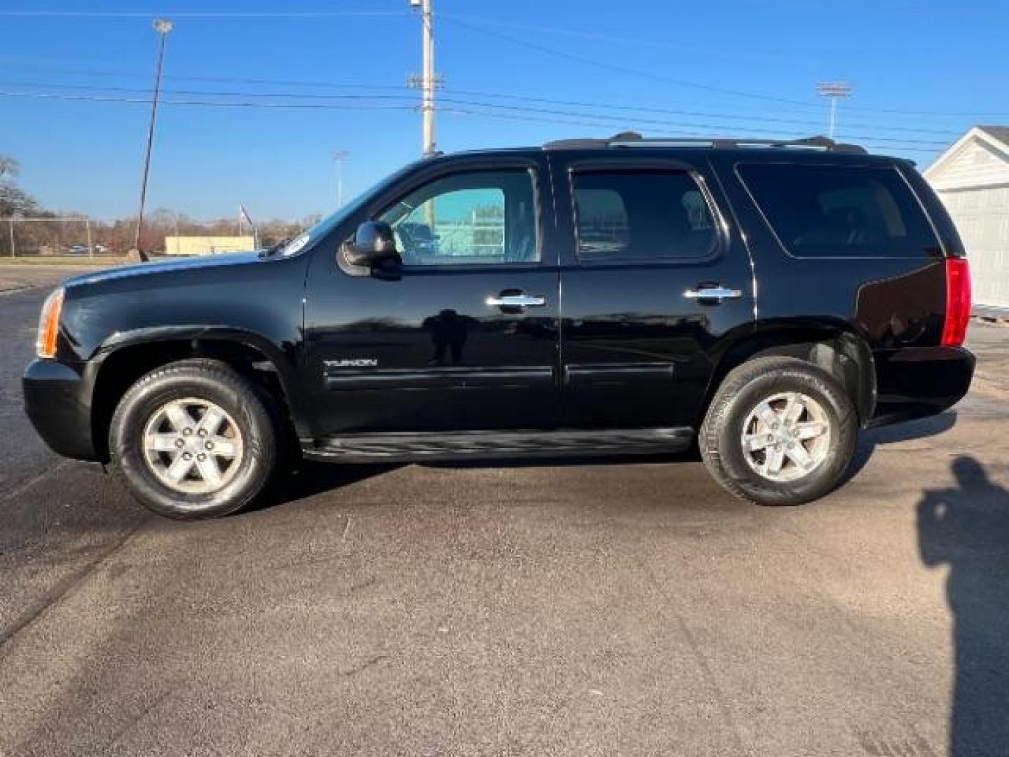 2012 Onyx Black GMC Yukon SLT1 4WD (1GKS2CE03CR) with an 5.3L V8 OHV 16V FFV engine, 6-Speed Automatic transmission, located at 1951 S Dayton Lakeview Rd., New Carlisle, OH, 45344, (937) 908-9800, 39.890999, -84.050255 - Photo#3