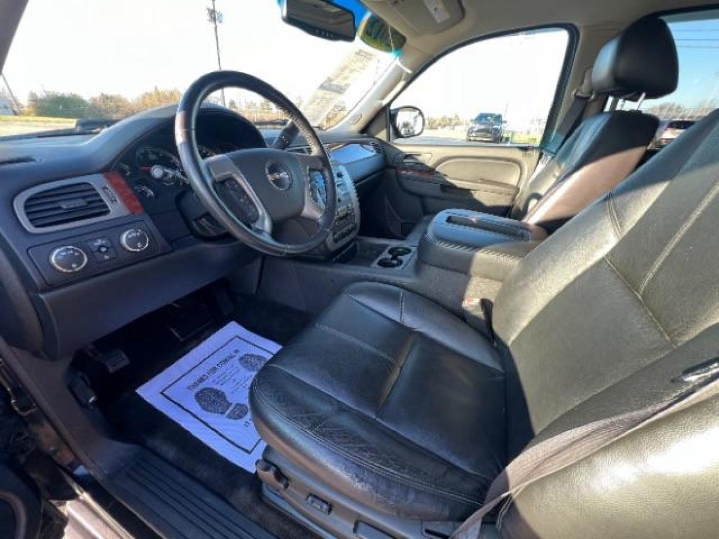 2012 Onyx Black GMC Yukon SLT1 4WD (1GKS2CE03CR) with an 5.3L V8 OHV 16V FFV engine, 6-Speed Automatic transmission, located at 1951 S Dayton Lakeview Rd., New Carlisle, OH, 45344, (937) 908-9800, 39.890999, -84.050255 - Photo#6