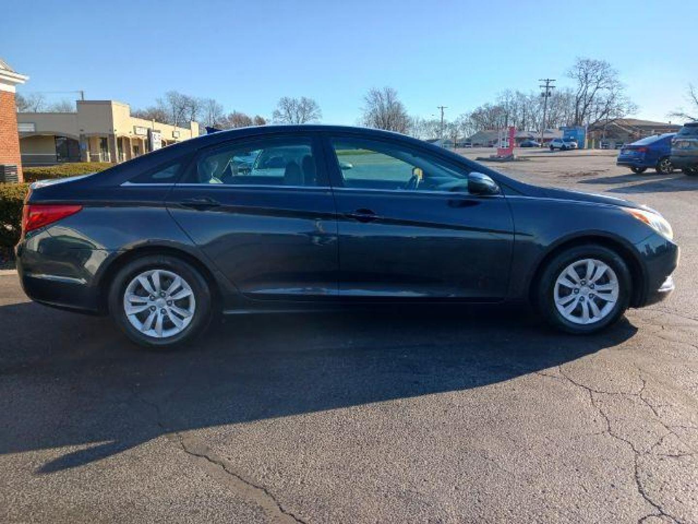 2012 Pacific Blue Pearl Hyundai Sonata GLS Auto (5NPEB4AC9CH) with an 2.4L L4 DOHC 16V engine, 6-Speed Automatic transmission, located at 1184 Kauffman Ave, Fairborn, OH, 45324, (937) 908-9800, 39.807072, -84.030914 - Photo#4