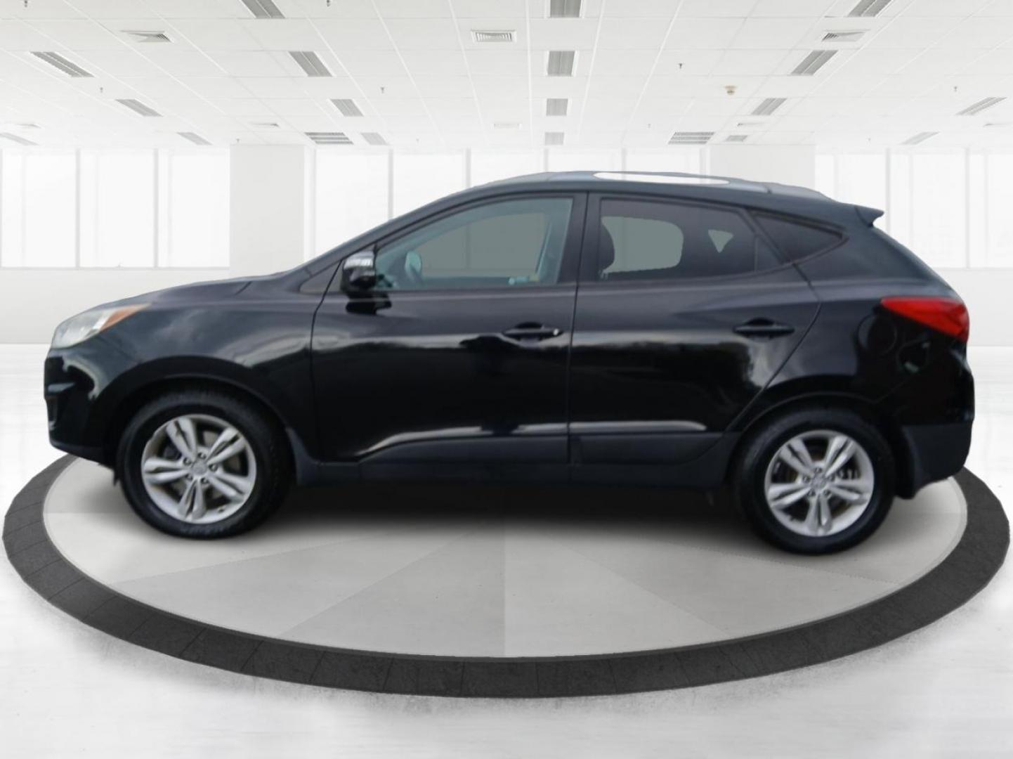 2012 Hyundai Tucson GLS AWD (KM8JUCACXCU) with an 2.4L L4 DOHC 16V engine, 6-Speed Automatic transmission, located at 1099 N County Rd 25A , Troy, OH, 45373, (937) 908-9800, 40.057079, -84.212883 - 2012 Hyundai Tucson GLS AWD - Photo#5