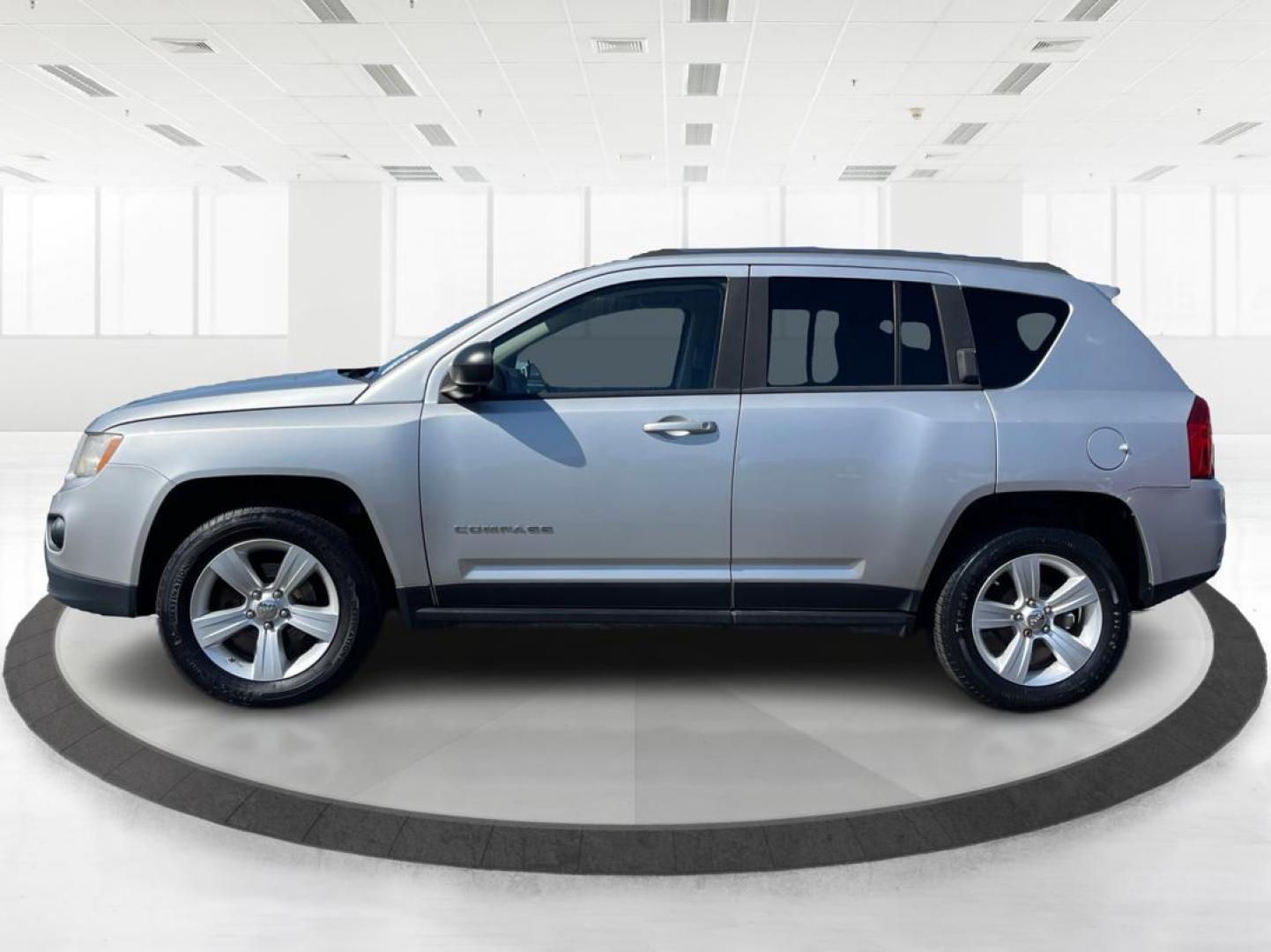 2012 Bright Silver Metallic Jeep Compass Latitude FWD (1C4NJCEB1CD) with an 2.4L L4 DOHC 16V engine, Continuously Variable Transmission transmission, located at 4508 South Dixie Dr, Moraine, OH, 45439, (937) 908-9800, 39.689976, -84.218452 - Photo#5