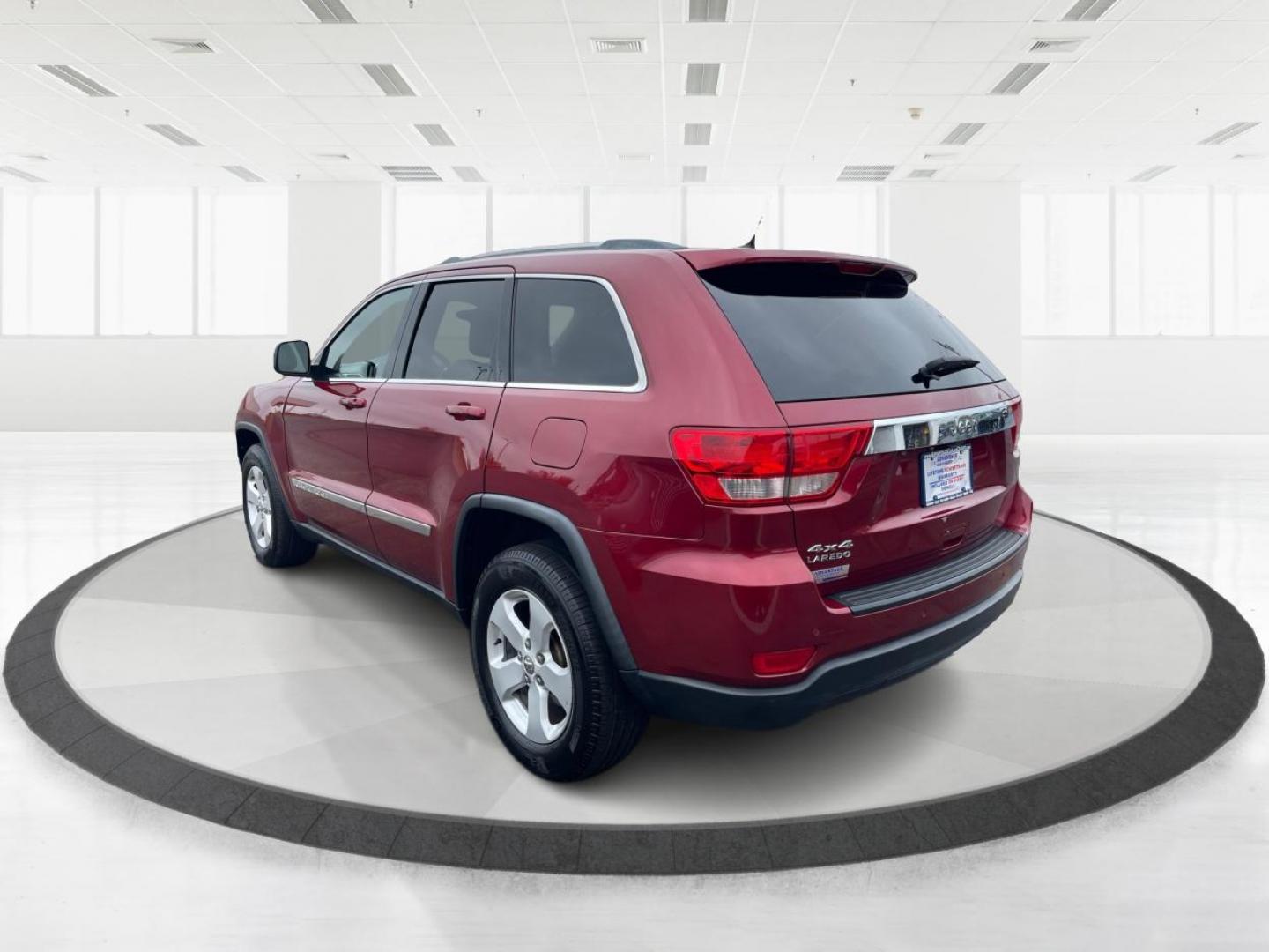 2012 Deep Cherry Red Crystal Pearl Jeep Grand Cherokee Laredo 4WD (1C4RJFAG6CC) with an 3.6L V6 DOHC 24V engine, 5-Speed Automatic transmission, located at 1230 East Main St, Xenia, OH, 45385, (937) 908-9800, 39.688026, -83.910172 - Photo#4