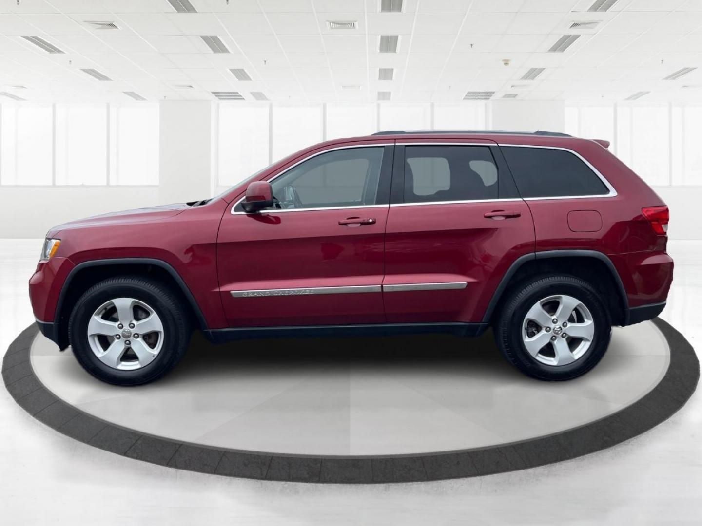 2012 Deep Cherry Red Crystal Pearl Jeep Grand Cherokee Laredo 4WD (1C4RJFAG6CC) with an 3.6L V6 DOHC 24V engine, 5-Speed Automatic transmission, located at 1230 East Main St, Xenia, OH, 45385, (937) 908-9800, 39.688026, -83.910172 - Photo#5