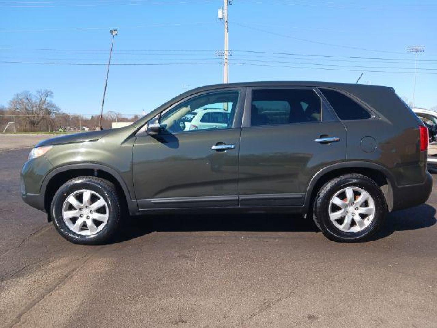 2012 Baltic Blue Kia Sorento LX 2WD (5XYKT3A15CG) with an 2.4L L4 DOHC 16V engine, 6-Speed Automatic transmission, located at 880 E. National Road, Vandalia, OH, 45377, (937) 908-9800, 39.891918, -84.183594 - Photo#3