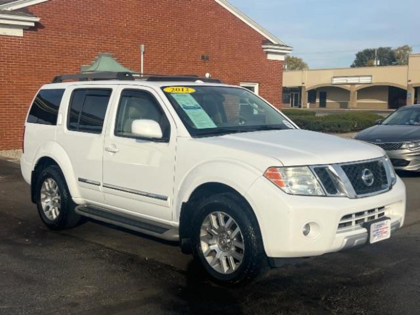 2012 Avalanche Nissan Pathfinder LE 4WD (5N1AR1NB2CC) with an 4.0L V6 DOHC 24V engine, 5-Speed Automatic transmission, located at 1951 S Dayton Lakeview Rd., New Carlisle, OH, 45344, (937) 908-9800, 39.890999, -84.050255 - Photo#0