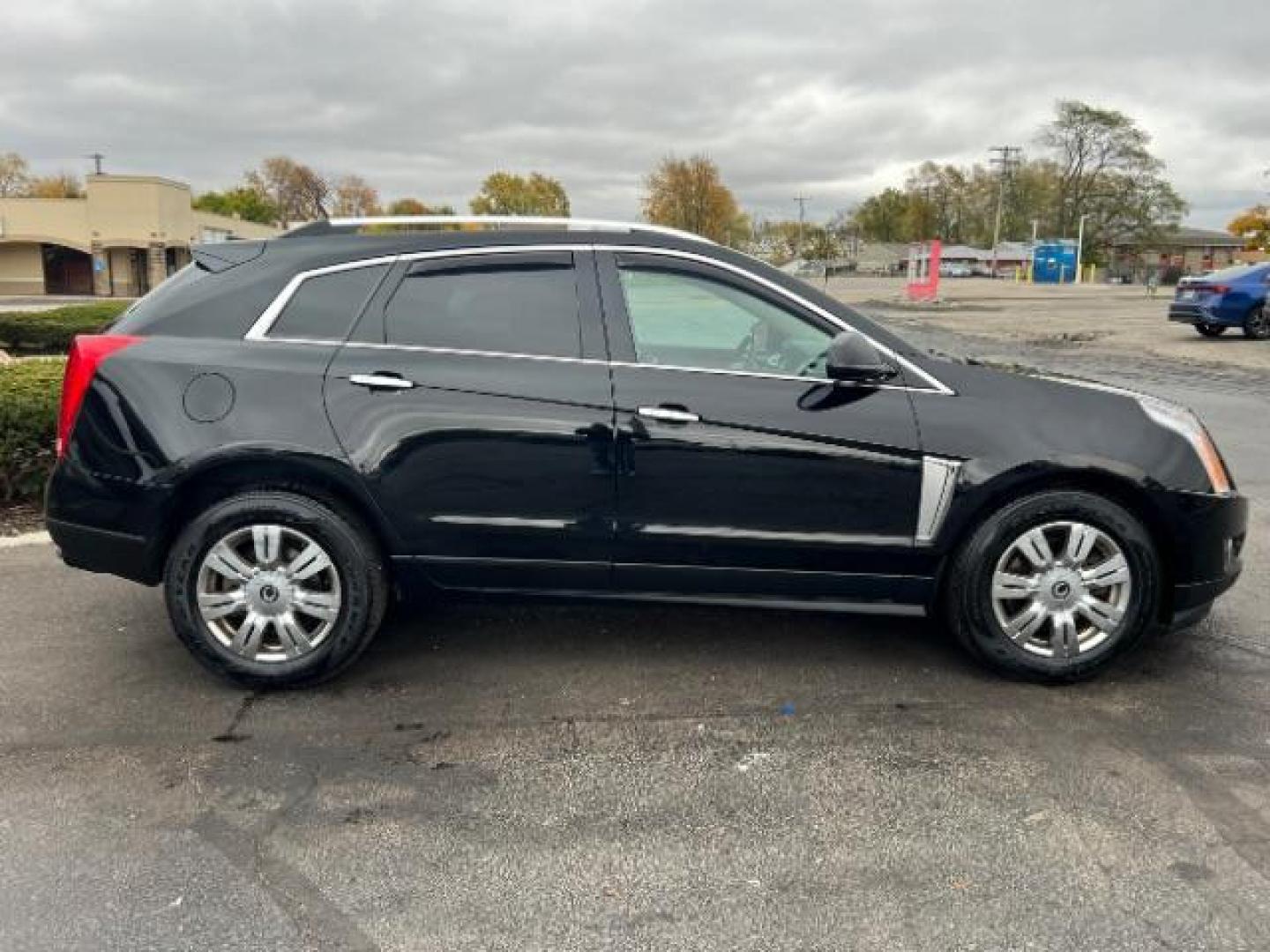 2013 Black Raven Cadillac SRX AWD Luxury Collection (3GYFNGE36DS) with an 3.6L V6 DOHC 24V FFV engine, 6-Speed Automatic transmission, located at 1099 N County Rd 25A , Troy, OH, 45373, (937) 908-9800, 40.057079, -84.212883 - Photo#5