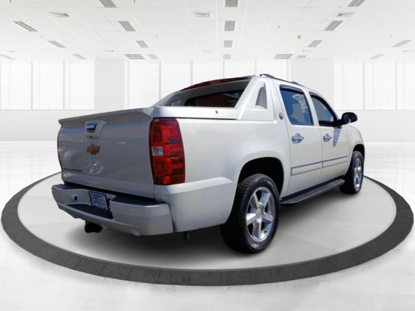 2013 White Diamond Tricoat Chevrolet Avalanche LTZ 4WD (3GNTKGE78DG) with an 5.3L V8 OHV 16V FFV engine, 4-Speed Automatic transmission, located at 1951 S Dayton Lakeview Rd., New Carlisle, OH, 45344, (937) 908-9800, 39.890999, -84.050255 - Photo#2