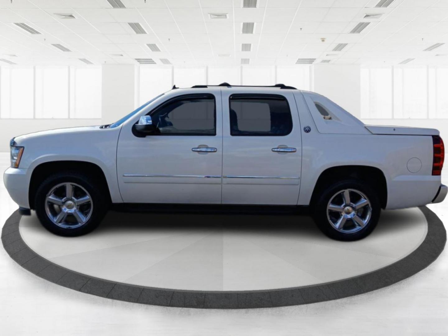 2013 White Diamond Tricoat Chevrolet Avalanche LTZ 4WD (3GNTKGE78DG) with an 5.3L V8 OHV 16V FFV engine, 4-Speed Automatic transmission, located at 1951 S Dayton Lakeview Rd., New Carlisle, OH, 45344, (937) 908-9800, 39.890999, -84.050255 - Photo#5