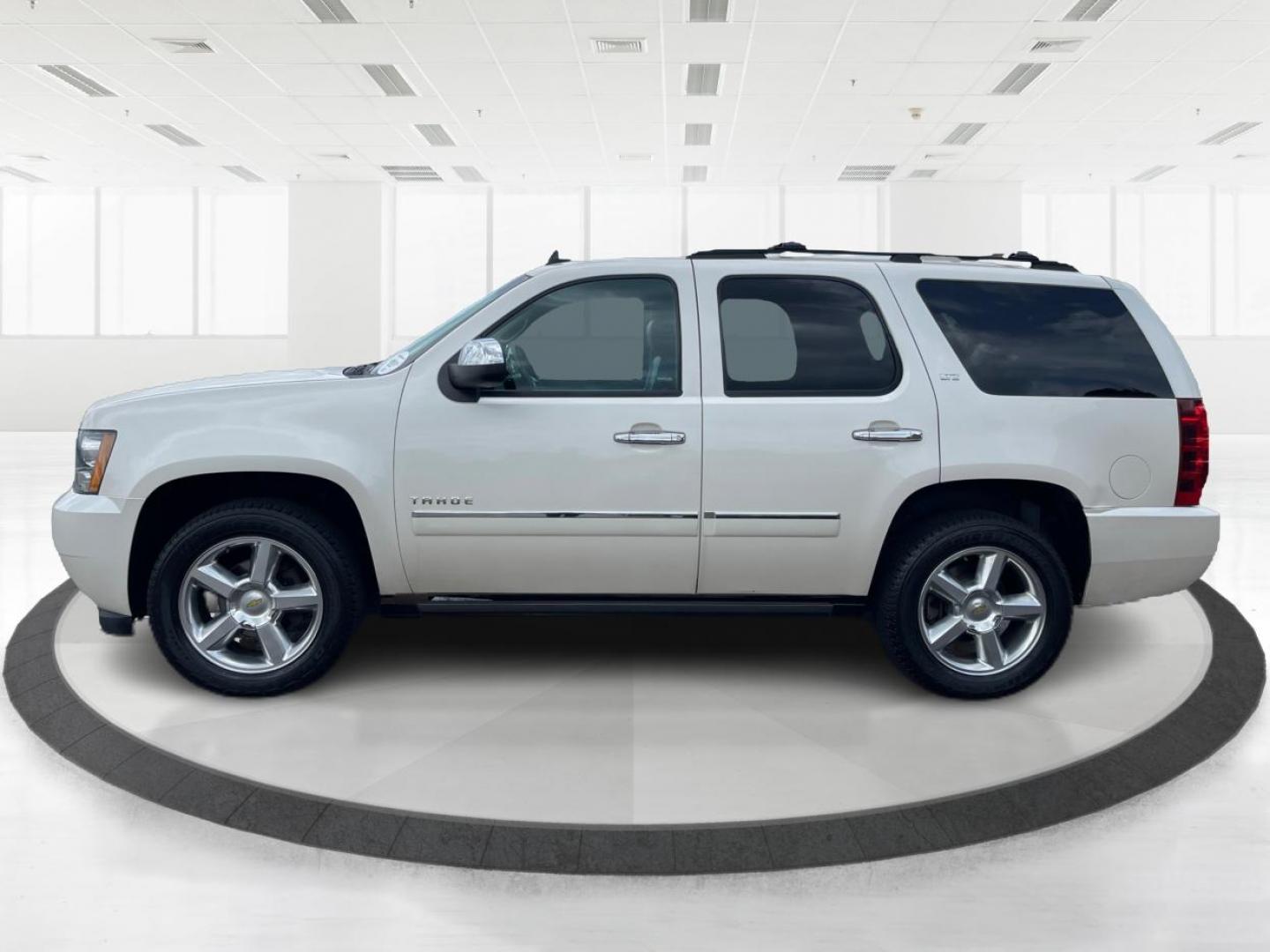 2013 Chevrolet Tahoe LTZ 4WD (1GNSKCE06DR) with an 5.3L V8 OHV 16V FFV engine, 6-Speed Automatic transmission, located at 8750 N County Rd 25A, Piqua, OH, 45356, (937) 908-9800, 40.164391, -84.232513 - Third Row - Photo#5