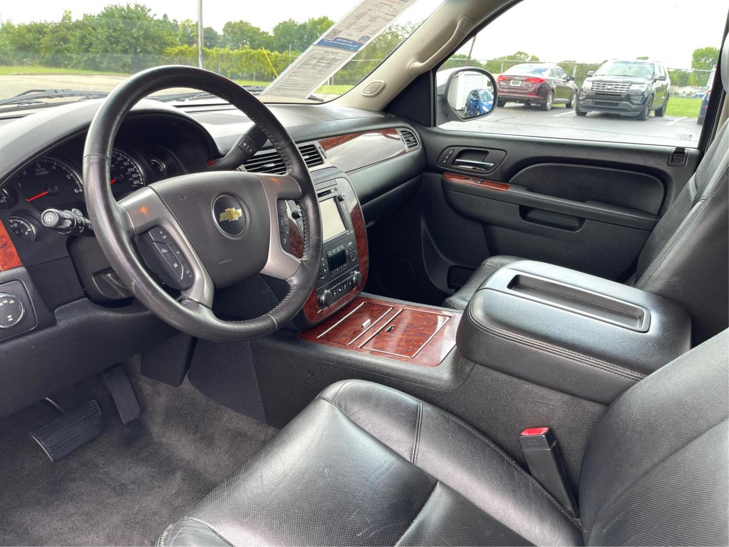 2013 Chevrolet Tahoe LTZ 4WD (1GNSKCE06DR) with an 5.3L V8 OHV 16V FFV engine, 6-Speed Automatic transmission, located at 8750 N County Rd 25A, Piqua, OH, 45356, (937) 908-9800, 40.164391, -84.232513 - Third Row - Photo#8