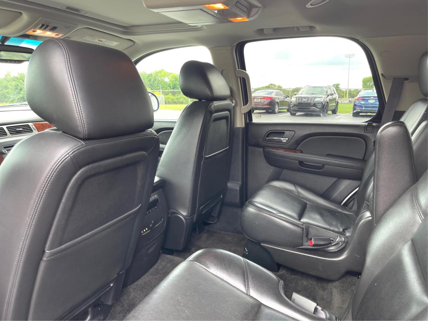 2013 Summit White Chevrolet Tahoe LTZ 4WD (1GNSKCE06DR) with an 5.3L V8 OHV 16V FFV engine, 6-Speed Automatic transmission, located at 8750 N County Rd 25A, Piqua, OH, 45356, (937) 908-9800, 40.164391, -84.232513 - Photo#9