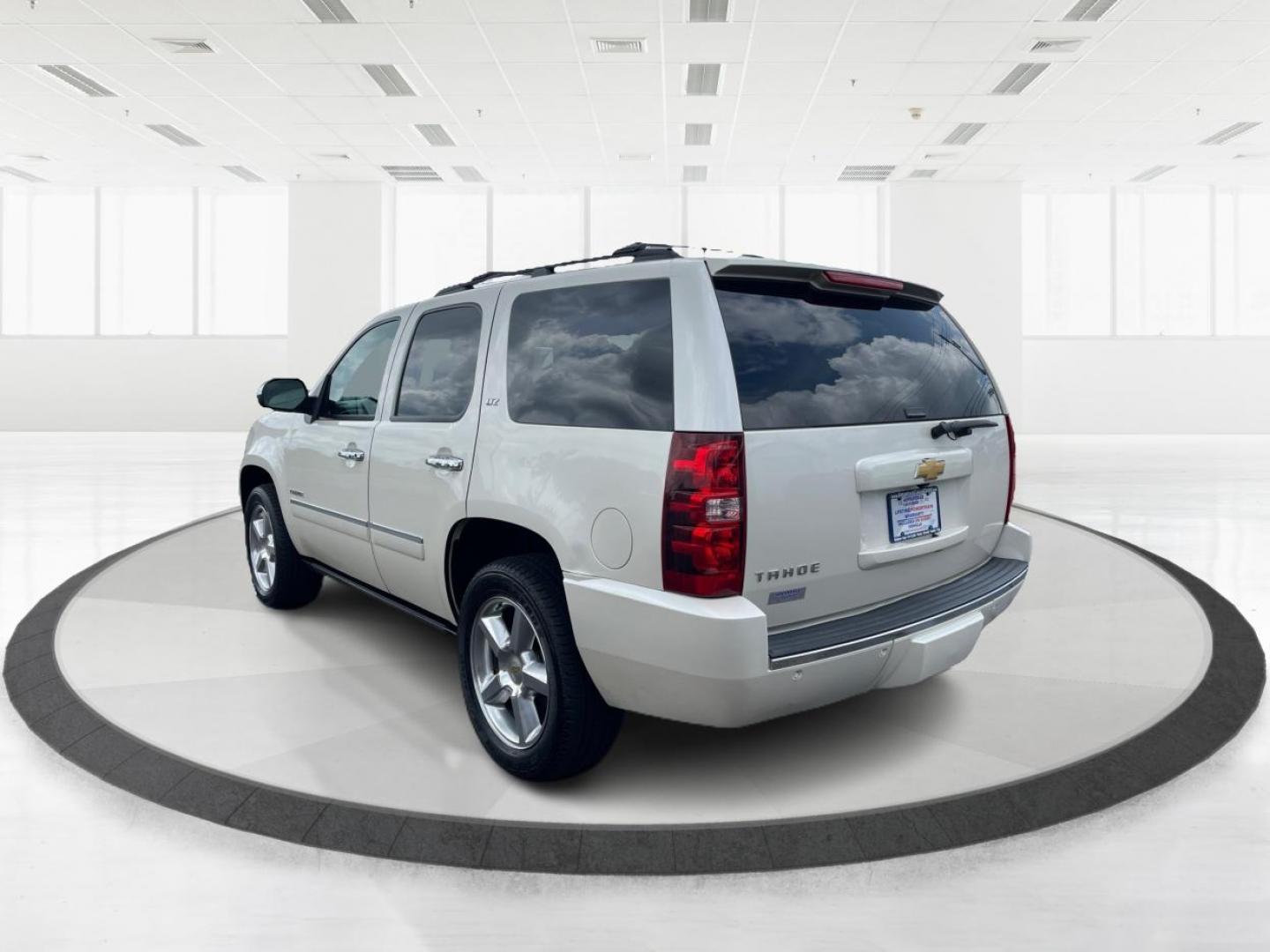 2013 Summit White Chevrolet Tahoe LTZ 4WD (1GNSKCE06DR) with an 5.3L V8 OHV 16V FFV engine, 6-Speed Automatic transmission, located at 8750 N County Rd 25A, Piqua, OH, 45356, (937) 908-9800, 40.164391, -84.232513 - Photo#4