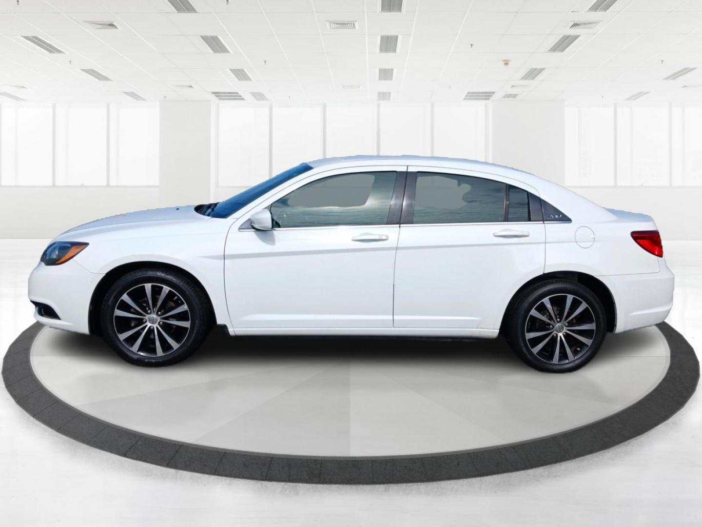 2013 Bright White Chrysler 200 Touring (1C3CCBBBXDN) with an 2.4L L4 DOHC 16V engine, 6-Speed Automatic transmission, located at 1184 Kauffman Ave, Fairborn, OH, 45324, (937) 908-9800, 39.807072, -84.030914 - Photo#5