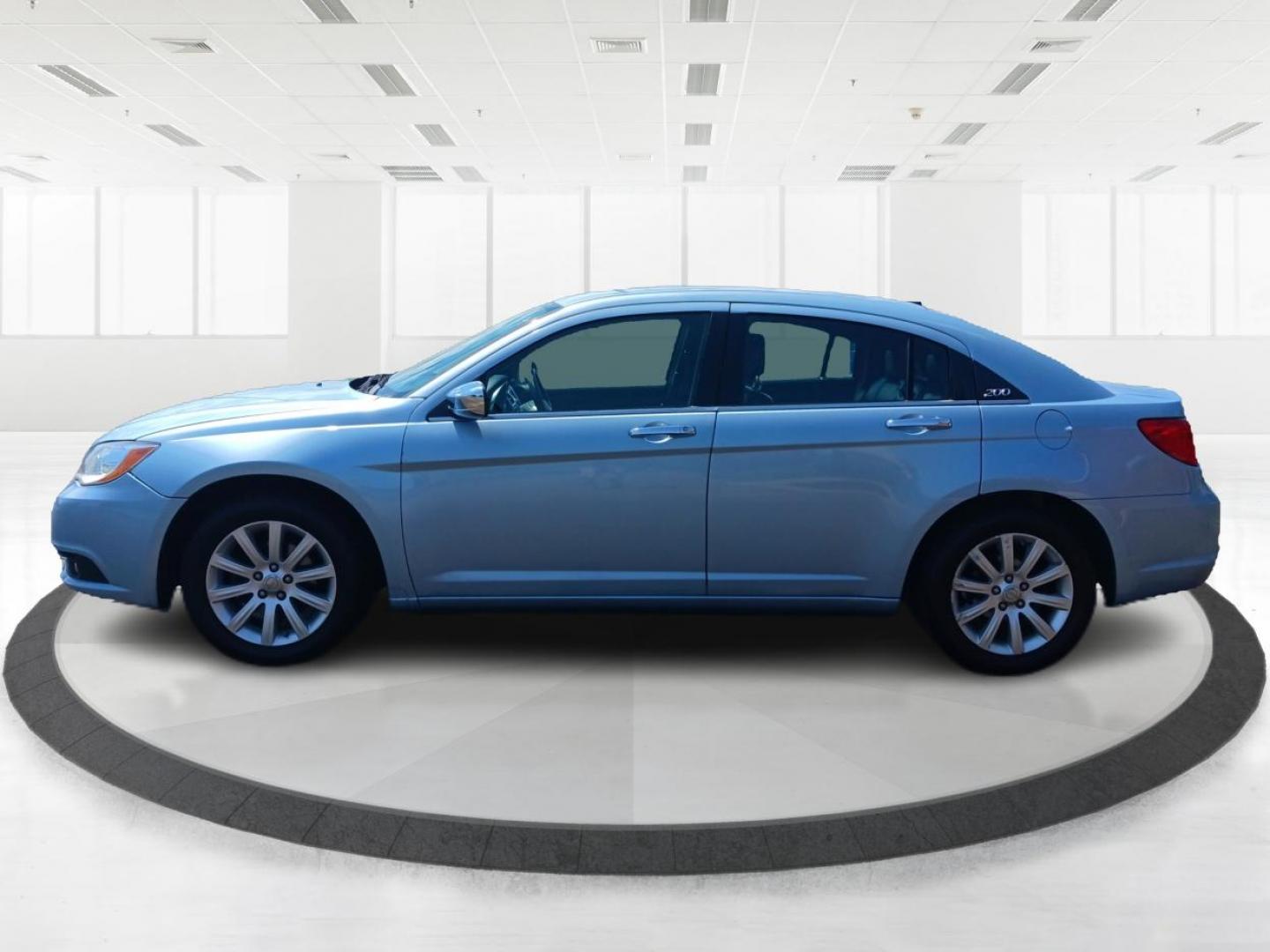 2013 Crystal Blue Pearl Chrysler 200 (1C3CCBCG1DN) with an 3.6L V6 DOHC 24V FFV engine, 6-Speed Automatic transmission, located at 401 Woodman Dr, Riverside, OH, 45431, (937) 908-9800, 39.760899, -84.123421 - Photo#5