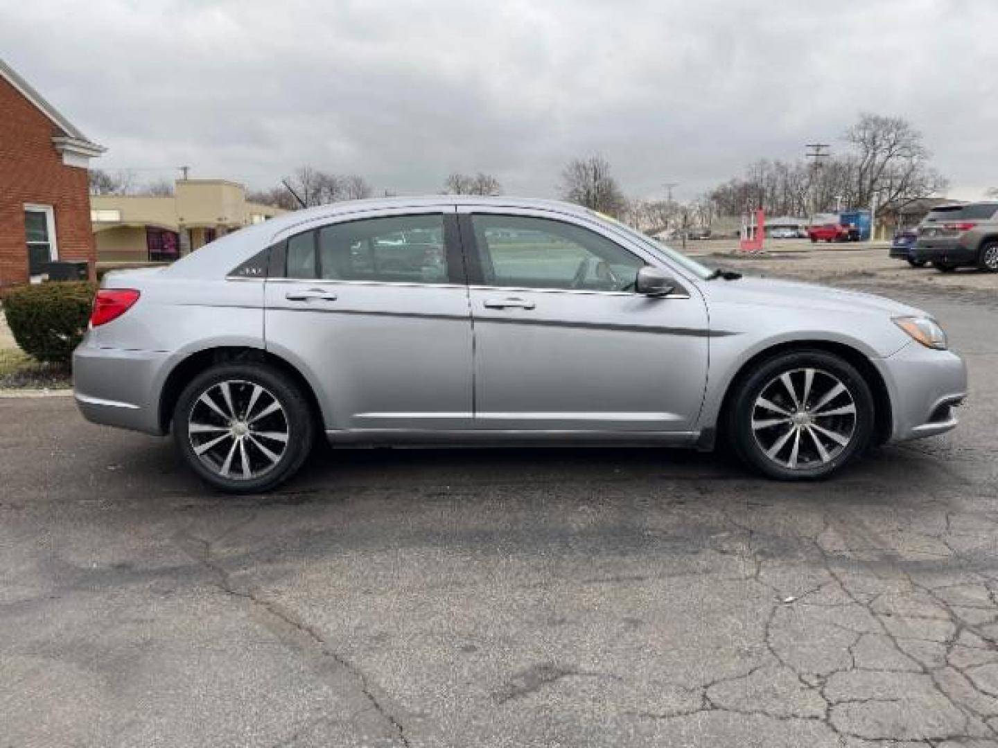 2013 Billet Silver Metallic Chrysler 200 Limited (1C3CCBCG5DN) with an 3.6L V6 DOHC 24V FFV engine, 6-Speed Automatic transmission, located at 401 Woodman Dr, Riverside, OH, 45431, (937) 908-9800, 39.760899, -84.123421 - Photo#3