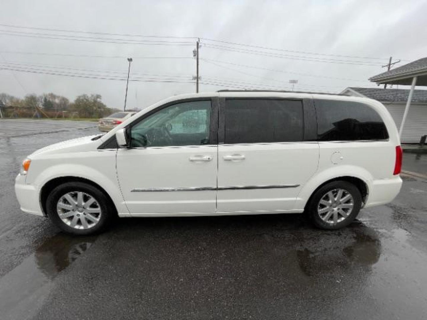 2013 Stone White Chrysler Town and Country Touring (2C4RC1BG7DR) with an 3.6L V6 DOHC 24V engine, 6-Speed Automatic transmission, located at 401 Woodman Dr, Riverside, OH, 45431, (937) 908-9800, 39.760899, -84.123421 - Photo#5