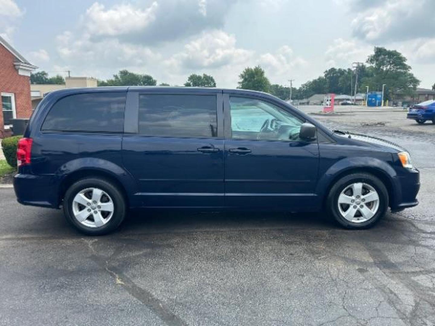 2013 Blue Streak Pearl Dodge Grand Caravan SE (2C4RDGBG1DR) with an 3.6L V6 DOHC 24V engine, 6-Speed Automatic transmission, located at 401 Woodman Dr, Riverside, OH, 45431, (937) 908-9800, 39.760899, -84.123421 - Photo#5