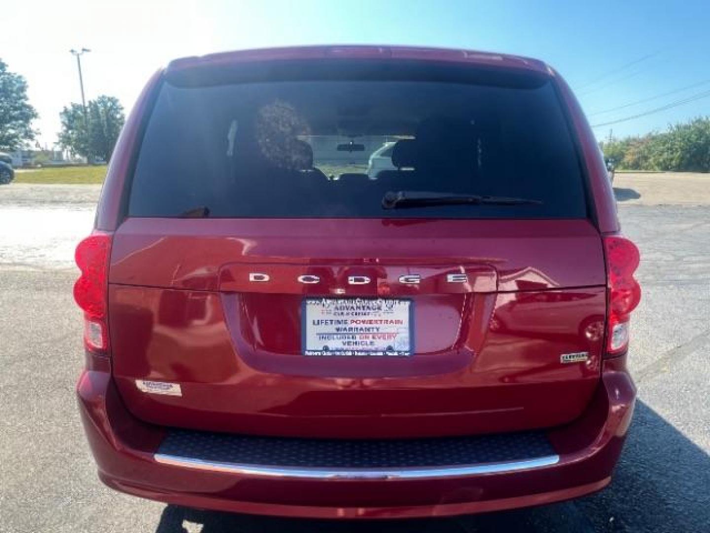 2013 Redline 2 Coat Pearl Dodge Grand Caravan SXT (2C4RDGCG1DR) with an 3.6L V6 DOHC 24V engine, 6-Speed Automatic transmission, located at 1230 East Main St, Xenia, OH, 45385, (937) 908-9800, 39.688026, -83.910172 - Photo#4