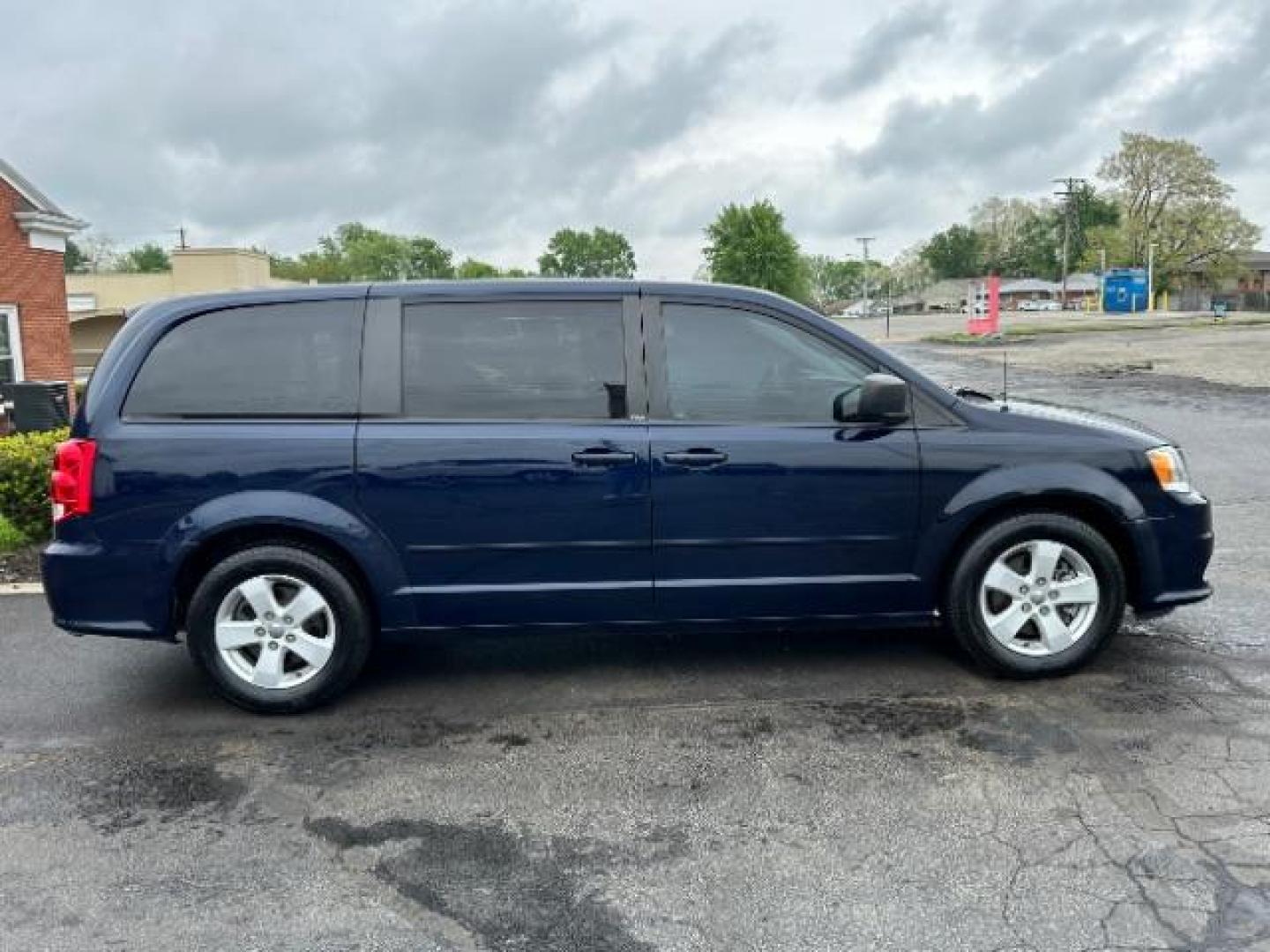 2013 Blue Streak Pearl Dodge Grand Caravan SE (2C4RDGBG5DR) with an 3.6L V6 DOHC 24V engine, 6-Speed Automatic transmission, located at 1230 East Main St, Xenia, OH, 45385, (937) 908-9800, 39.688026, -83.910172 - Photo#5