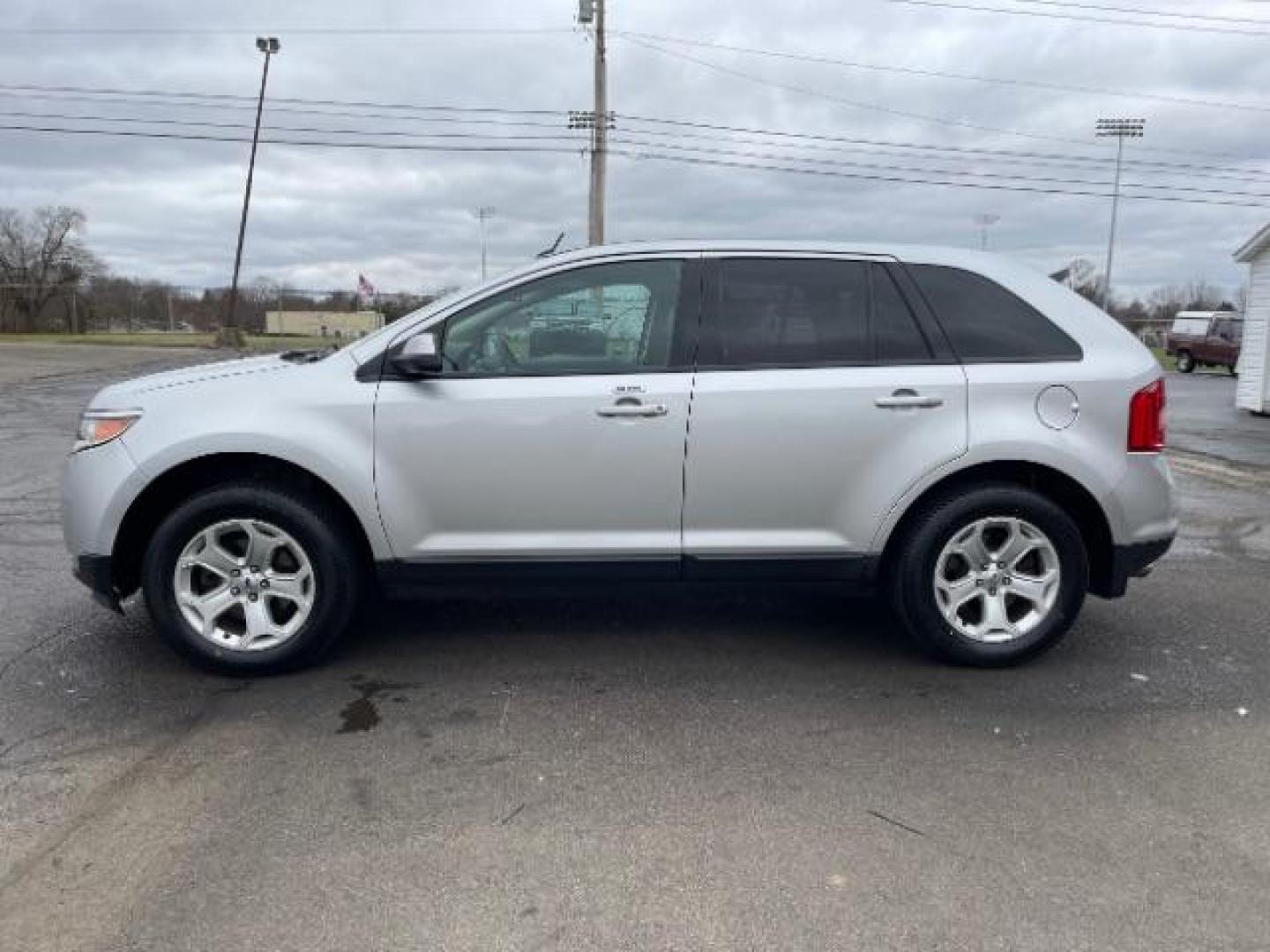 2013 Ingot Silver Metallic Ford Edge SEL AWD (2FMDK4JC9DB) with an 3.5L V6 DOHC 24V engine, 6-Speed Automatic transmission, located at 1951 S Dayton Lakeview Rd., New Carlisle, OH, 45344, (937) 908-9800, 39.890999, -84.050255 - Photo#2