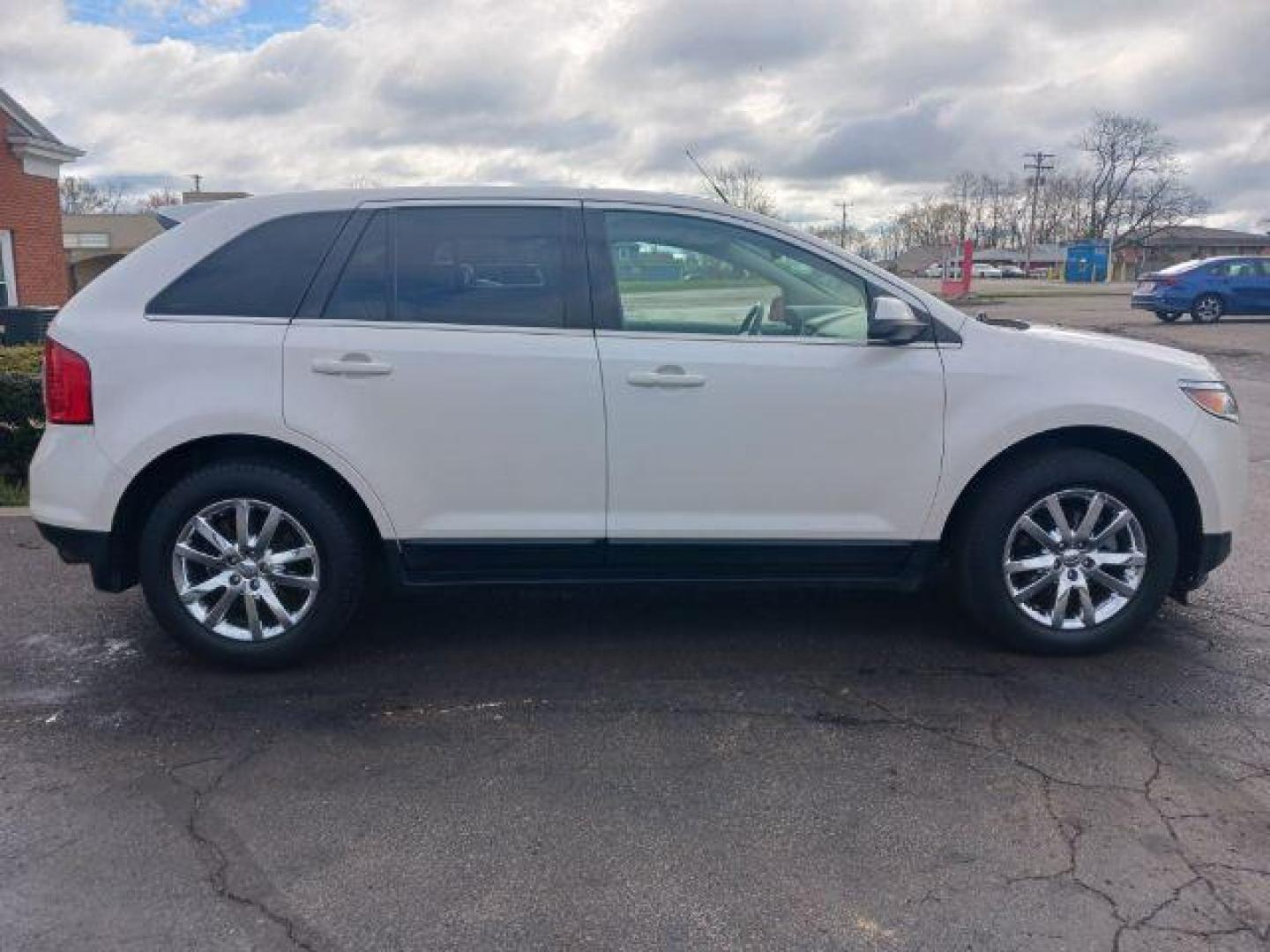 2013 White Platinum Tricoat Metallic Ford Edge Limited FWD (2FMDK3K96DB) with an 2.0L L4 DOHC 16V engine, 6-Speed Automatic transmission, located at 1099 N County Rd 25A , Troy, OH, 45373, (937) 908-9800, 40.057079, -84.212883 - Photo#3