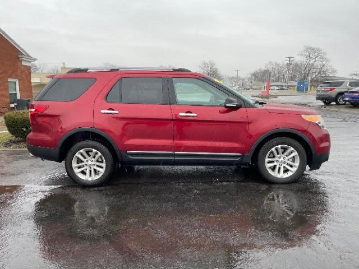 2013 Ruby Red Metallic Ford Explorer XLT 4WD (1FM5K8D83DG) with an 3.5L V6 DOHC 24V engine, 6-Speed Automatic transmission, located at 1099 N County Rd 25A , Troy, OH, 45373, (937) 908-9800, 40.057079, -84.212883 - Photo#3