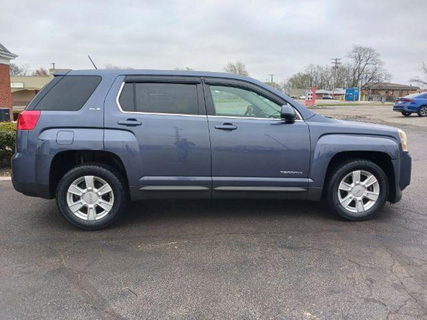 2013 Atlantis Blue Metallic GMC Terrain SLE1 AWD (2GKFLREK4D6) with an 2.4L L4 DOHC 16V FFV engine, 6-Speed Automatic transmission, located at 880 E. National Road, Vandalia, OH, 45377, (937) 908-9800, 39.891918, -84.183594 - Photo#3