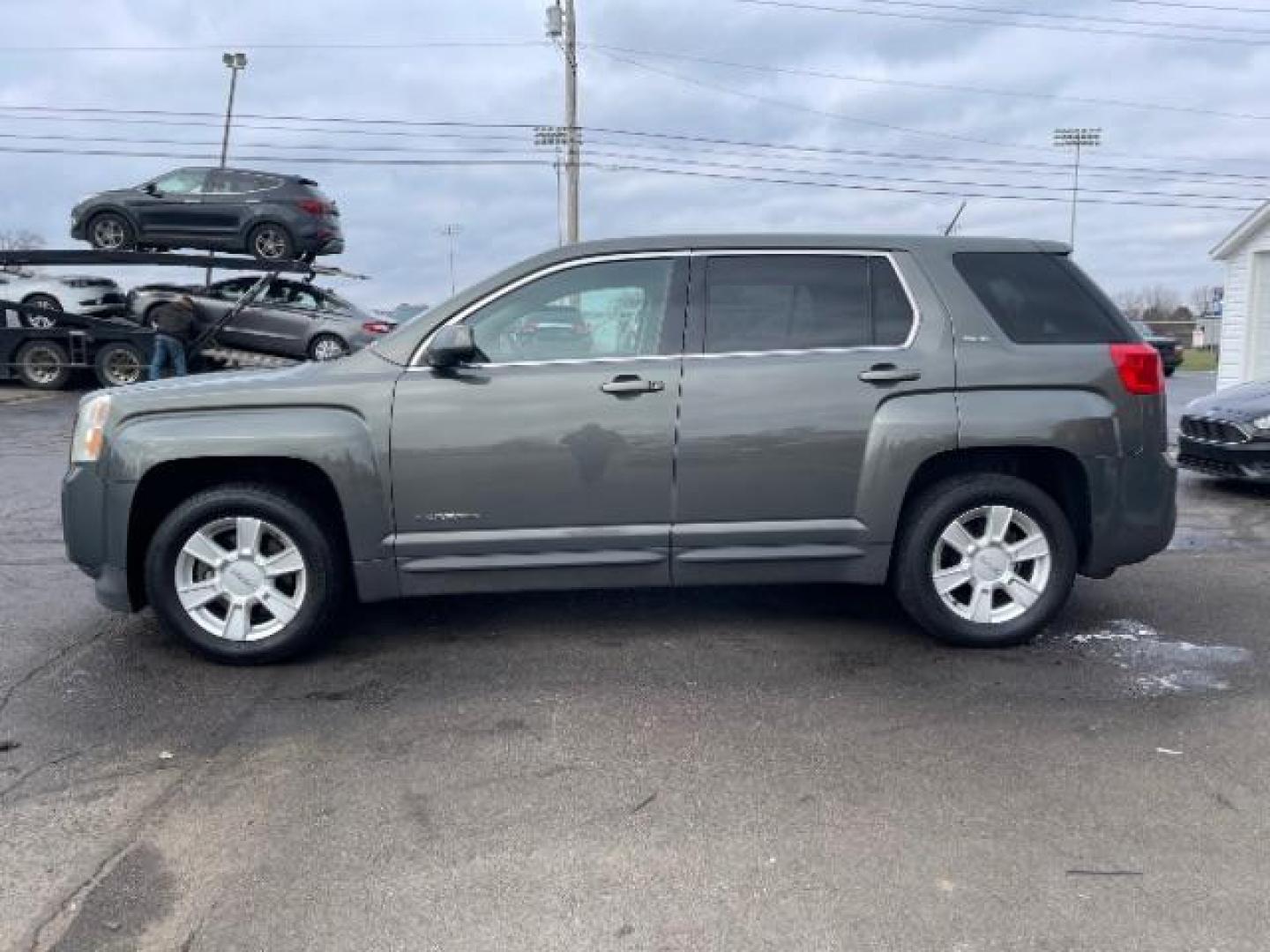 2013 Ashen Gray Metallic GMC Terrain SLE1 FWD (2GKALMEK8D6) with an 2.4L L4 DOHC 16V FFV engine, 6-Speed Automatic transmission, located at 401 Woodman Dr, Riverside, OH, 45431, (937) 908-9800, 39.760899, -84.123421 - Photo#5